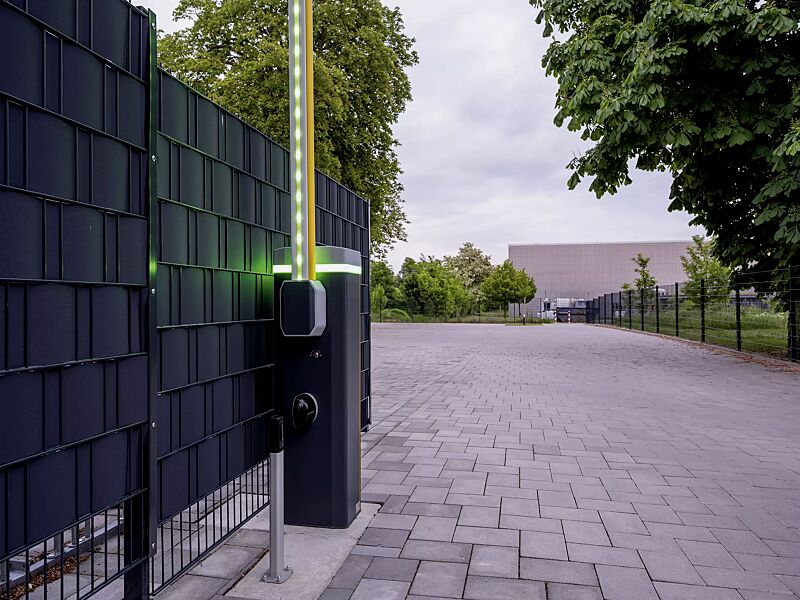 Schrankenanlage BUSSET mit optionaler Beleuchtung für Baum und Gehäuse, Lichtschranke mit Standsäule