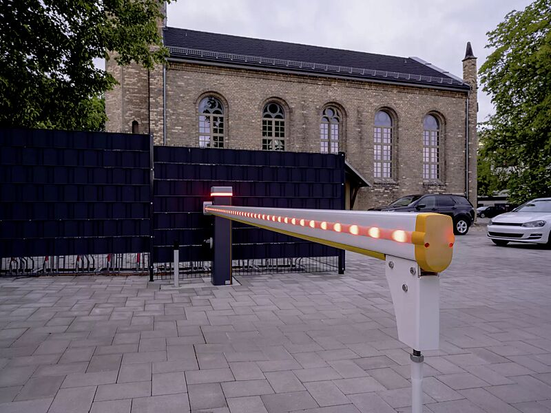 Schrankenanlage BUSSET mit Pendelstütze, optionaler Beleuchtung für Baum und Gehäuse, Lichtschranke mit Standsäule