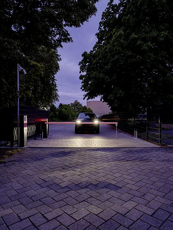 Schrankenanlage BUSSET mit Pendelstütze, optionaler Beleuchtung für Baum und Gehäuse, Lichtschranke mit Standsäule