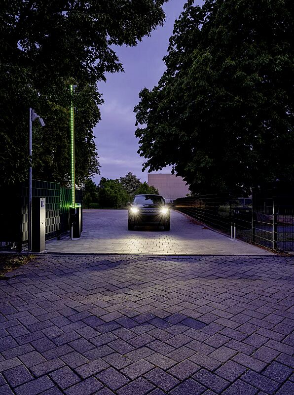 Schrankenanlage BUSSET mit Pendelstütze, optionaler Beleuchtung für Baum und Gehäuse, Lichtschranke mit Standsäule