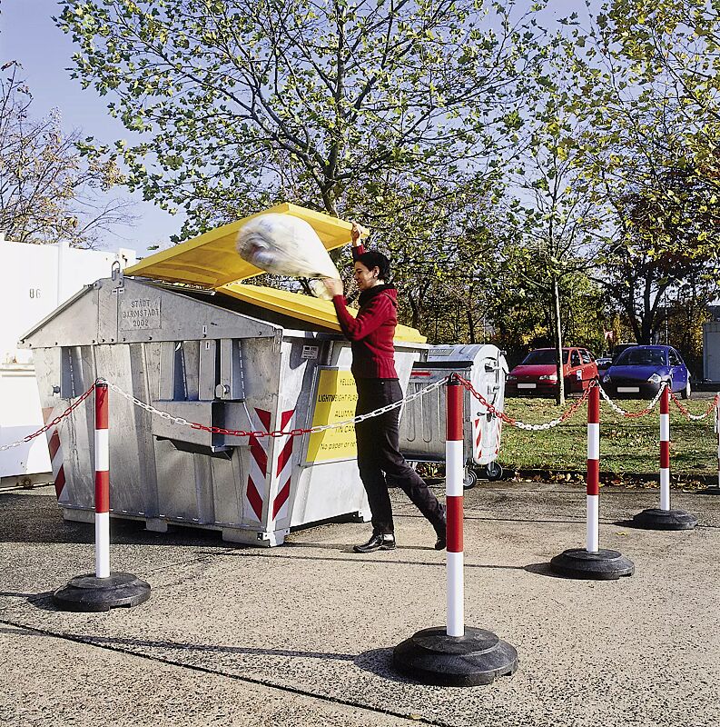 Schwerer Kettenständer KURIK feuerverzinkt und kunststoffbeschichtet rot-weiß mit Recyclingfuß