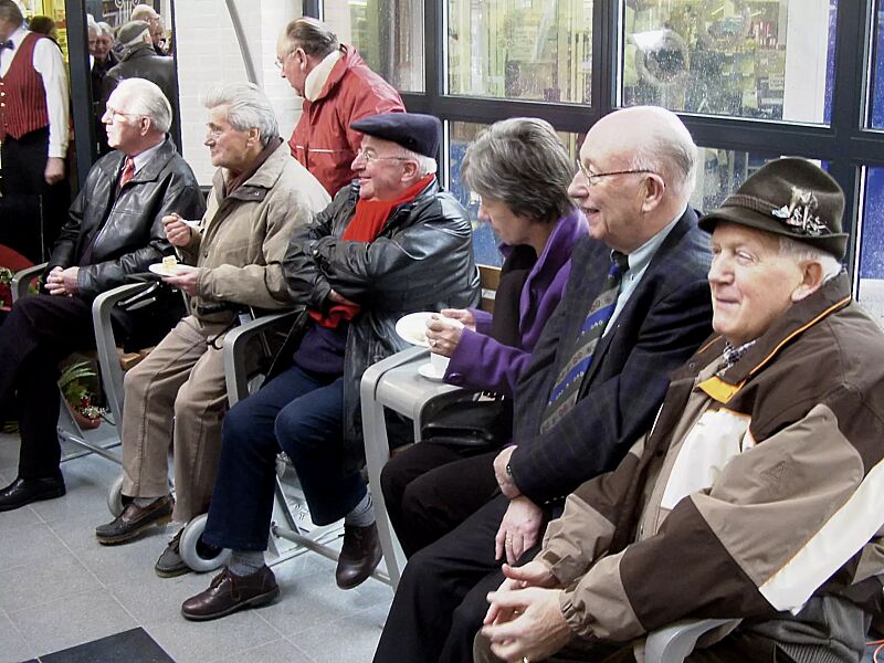 seniorenbank-senior__shoKAT0009421 Seniorenbank SENIOR mit Rückenlehne, 1-Sitzer + Aussparung für Rollator, mit 2 Armlehnen