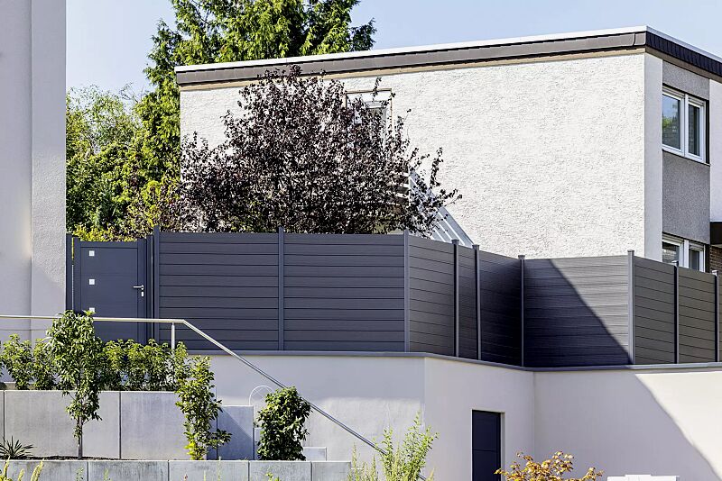 Schallschutzwand LYNWOOD, Stützen in RAL 7021 schwarzgrau und Wandelemente in anthrazit