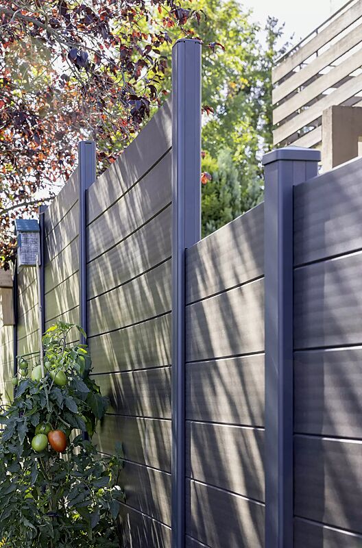 Schallschutzwand LYNWOOD in RAL 7021 schwarzgrau, Wandelemente in titangrau