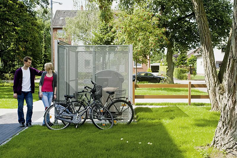 sichtschutzwand-muro__shoKAT0061665 Sichtschutzwand MURO als Wertstoffumhausung, Wandelemente und Einflügeltür aus Lochblech, Stahlkonstruktion in RAL 9002 grauweiß