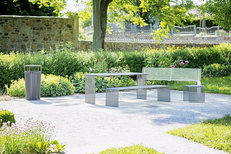 Kollektion ANZIO bestehend aus Sitz, Sitzbank, Tisch und Abfallbehälter, in eisenglimmergrau bzw. in RAL 9003 signalweiß