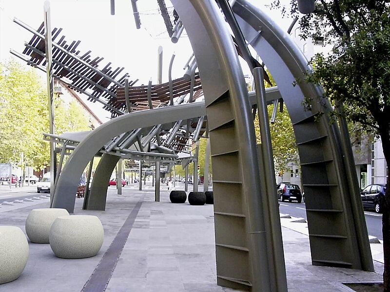 Sitz APOLLOS aus Beton, Sitzfläche geschliffen, Seitenflächen sandgestrahlt, in Granitoptik weiß