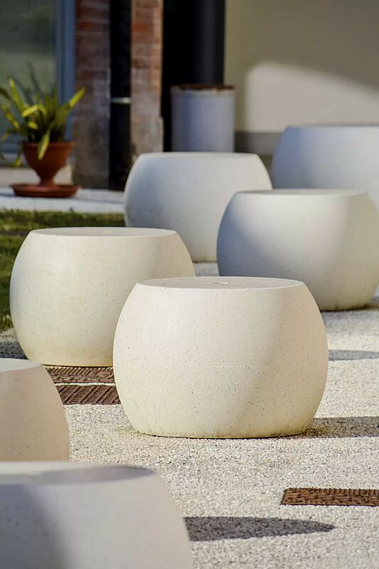 Sitz APOLLOS aus rekonstituiertem Marmor, Sitzfläche geschliffen, Seitenflächen sandgestrahlt, in weiß carrara