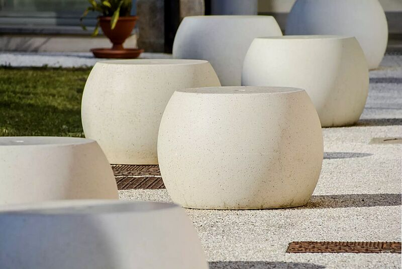 Sitz APOLLOS aus rekonstituiertem Marmor, Sitzfläche geschliffen, Seitenflächen sandgestrahlt, in weiß carrara