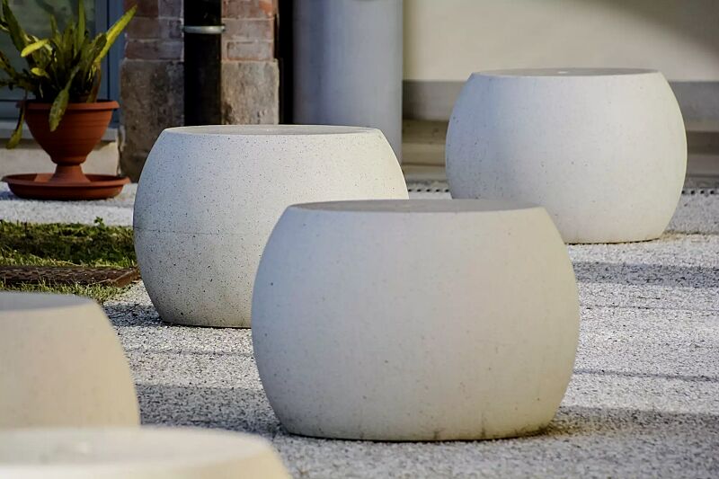 Sitz APOLLOS aus rekonstituiertem Marmor, Sitzfläche geschliffen, Seitenflächen sandgestrahlt, in weiß carrara