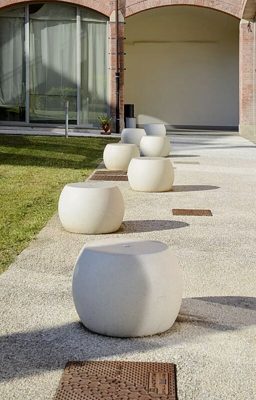 Sitz APOLLOS aus rekonstituiertem Marmor, Sitzfläche geschliffen, Seitenflächen sandgestrahlt, in weiß carrara