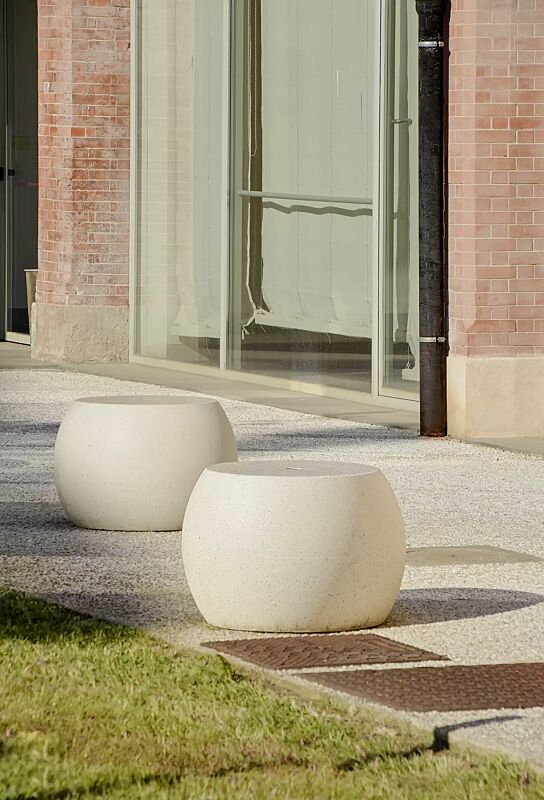 Sitz APOLLOS aus rekonstituiertem Marmor, Sitzfläche geschliffen, Seitenflächen sandgestrahlt, in weiß carrara