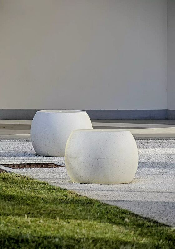 Sitz APOLLOS aus rekonstituiertem Marmor, Sitzfläche geschliffen, Seitenflächen sandgestrahlt, in weiß carrara