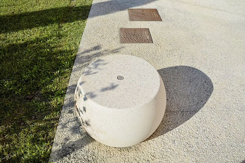 Sitz APOLLOS aus rekonstituiertem Marmor, Sitzfläche geschliffen, Seitenflächen sandgestrahlt, in weiß carrara