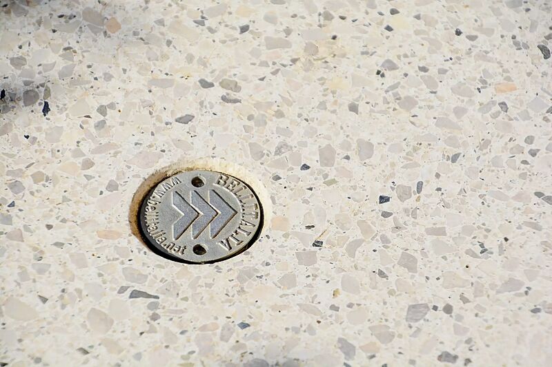 Sitz APOLLOS aus rekonstituiertem Marmor, Sitzfläche geschliffen, Seitenflächen sandgestrahlt, in weiß carrara