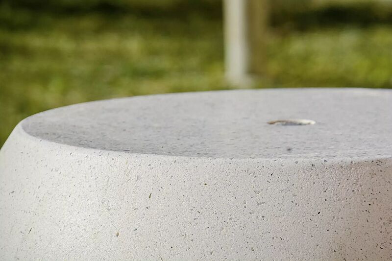 Sitz APOLLOS aus rekonstituiertem Marmor, Sitzfläche geschliffen, Seitenflächen sandgestrahlt, in weiß carrara