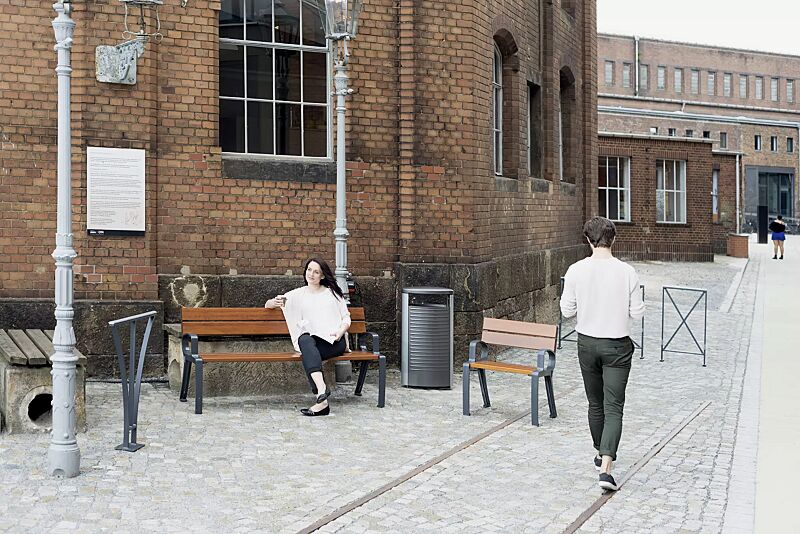 sitz-basic__shoKAT0055458 Kollektion BASIC bestehend aus Sitz, Sitzbank, Abfallbehälter, Anlehnbügel und Geländersystem