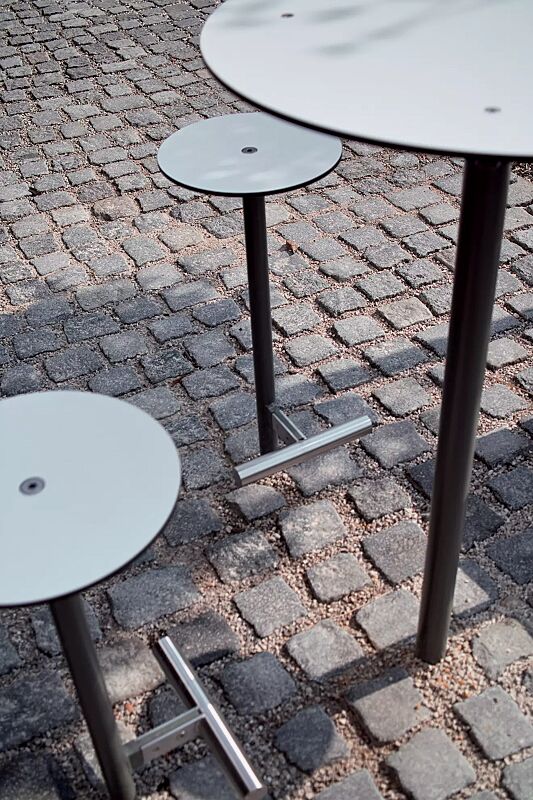 sitz-bistrot-bar__shoKAT0054924 Barhocker und Stehtisch BISTROT mit HPL-Auflage in White 0085, Stahlteile in RAL 9007 graualuminium