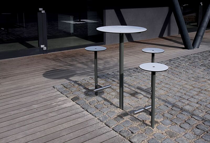 sitz-bistrot-bar__shoKAT0054925 Barhocker und Stehtisch BISTROT mit HPL-Auflage in White 0085, Stahlteile in RAL 9007 graualuminium