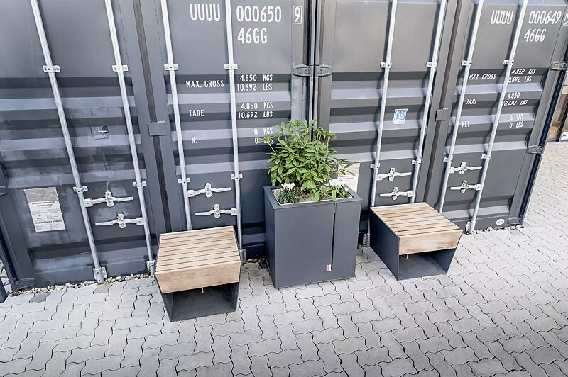 sitz-blocq__shoKAT0069847 Sitz BLOCQ mit Jatobaholzbelattung, Pflanzbehälter MALAGENO, 1000 x 440 mm, Stahlteile in RAL 7016 anthrazitgrau