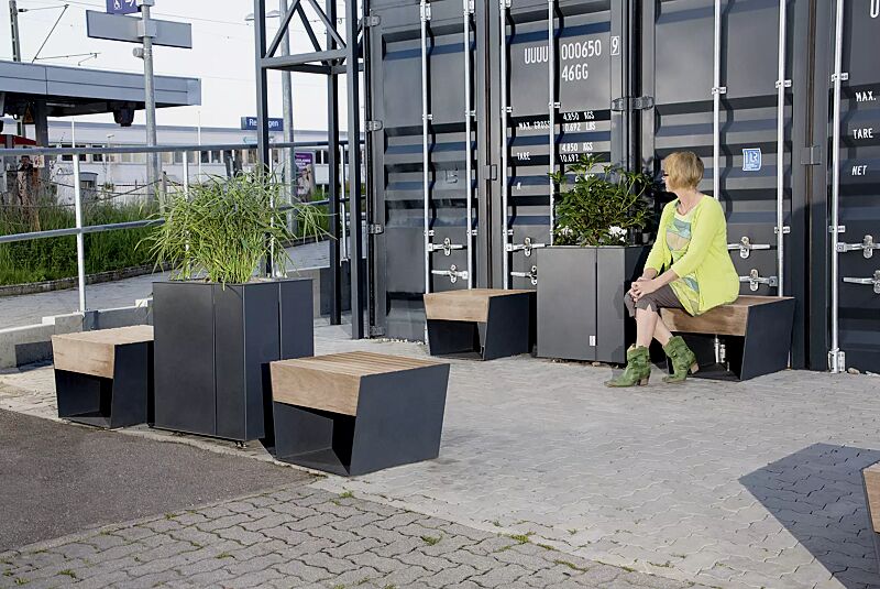 sitz-blocq__shoKAT0069851 Sitz BLOCQ mit Jatobaholzbelattung, Pflanzbehälter MALAGENO, 1000 x 440 mm, Stahlteile in RAL 7016 anthrazitgrau