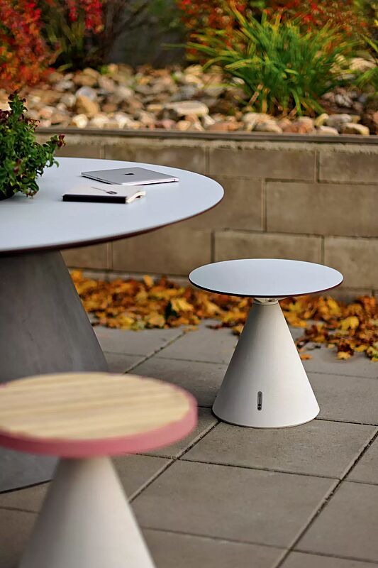 sitz-conics__shoKAT0070540 Sitze CONICS mit HPL-Auflage in Glacier blue 0706 bzw. Jatobaholzbelattung, HPC-Beton in hellgrau, Stahlteile in RAL 4010 telemagenta sowie Tisch CONICS mit HPL-Auflage in Glacier blue 0706, HPC-Beton in dunkelgrau, inkl. Pflanzeinfassung