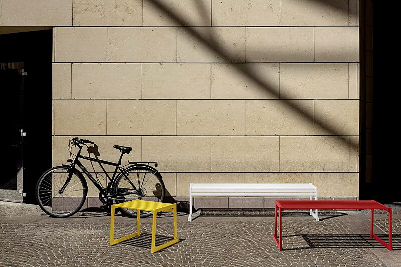 sitz-cortina__shoKAT0070371 Sitz und Sitzbank CORTINA ohne Rückenlehne, zum freien Aufstellen, in RAL 1004 goldgelb, RAL 9003 signalweiß sowie in RAL 3000 feuerrot