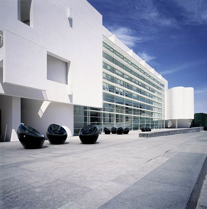 sitz-cuddly__shoKAT0037430 Sitze CUDDLY zum freien Aufstellen, aus Beton, in RAL 9005 tiefschwarz