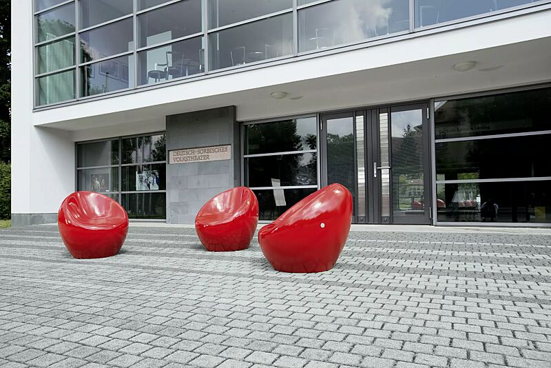 sitz-cuddly__shoKAT0052306 Sitze CUDDLY zum freien Aufstellen, aus Beton, in RAL 3000 feuerrot