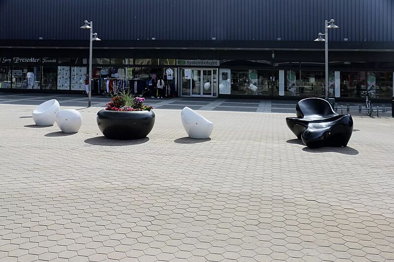 sitz-cuddly__shoKAT0056868 Sitz CUDDLY in RAL 9010 reinweiß sowie Sitz HAPPY, Liegebank HARMONY und Pflanzbehälter GIOVE