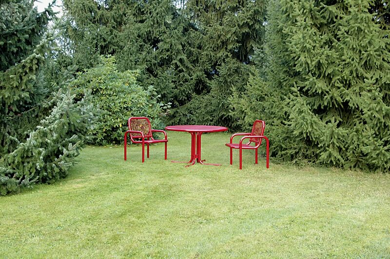 Sitz EGNA in RAL 3000 feuerrot und Tisch EGNA