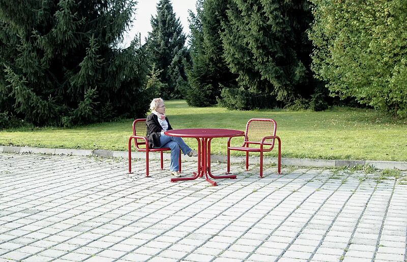 Sitz EGNA in RAL 3000 feuerrot und Tisch EGNA