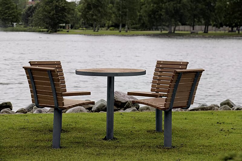 Sitze FJORDPARK ohne Armlehnen und Tisch FJORDPARK,  Stahlteile in RAL 7024 graphitgrau