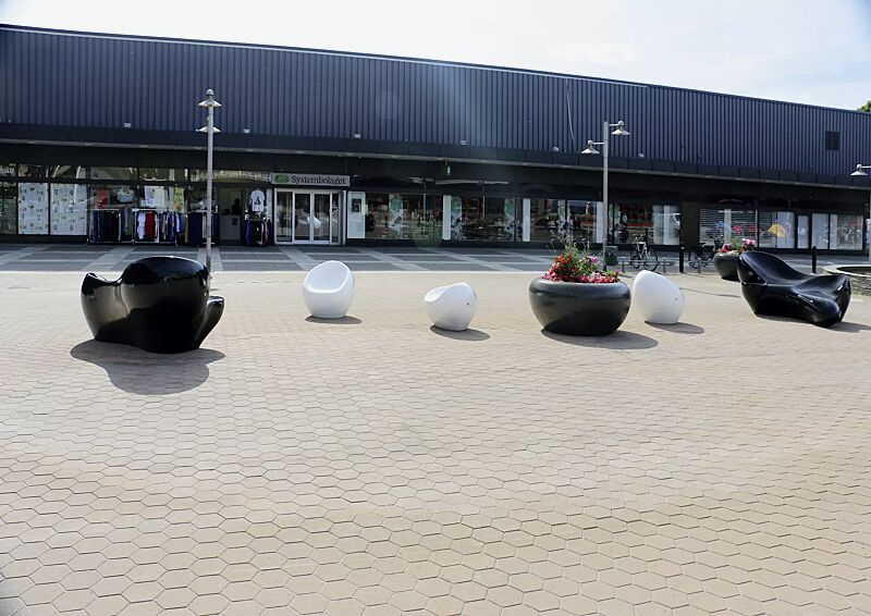 Sitz HAPPY in RAL 9010 reinweiß sowie Liegebank HARMONY, Sitz CUDDLY und Pflanzbehälter GIOVE