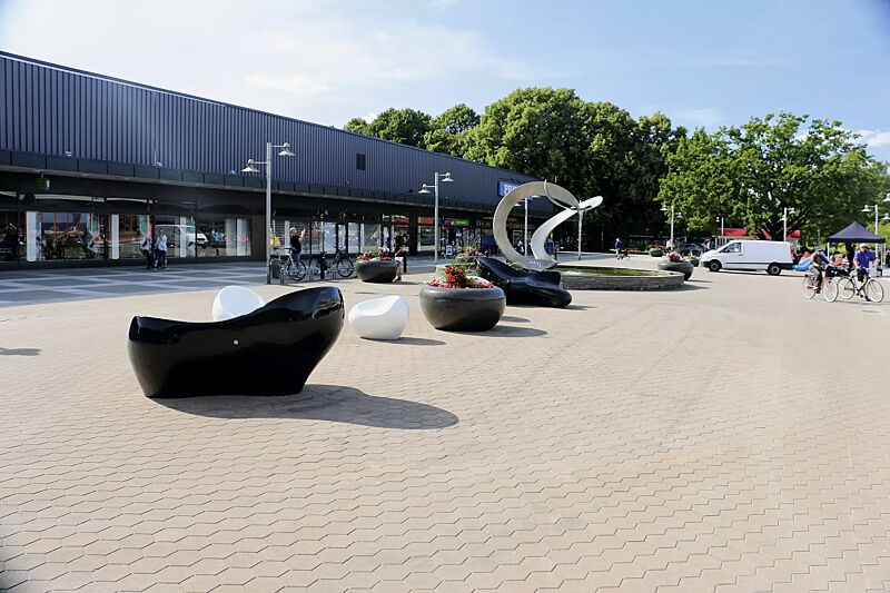 Sitz HAPPY in RAL 9010 reinweiß sowie Liegebank HARMONY, Sitz CUDDLY und Pflanzbehälter GIOVE