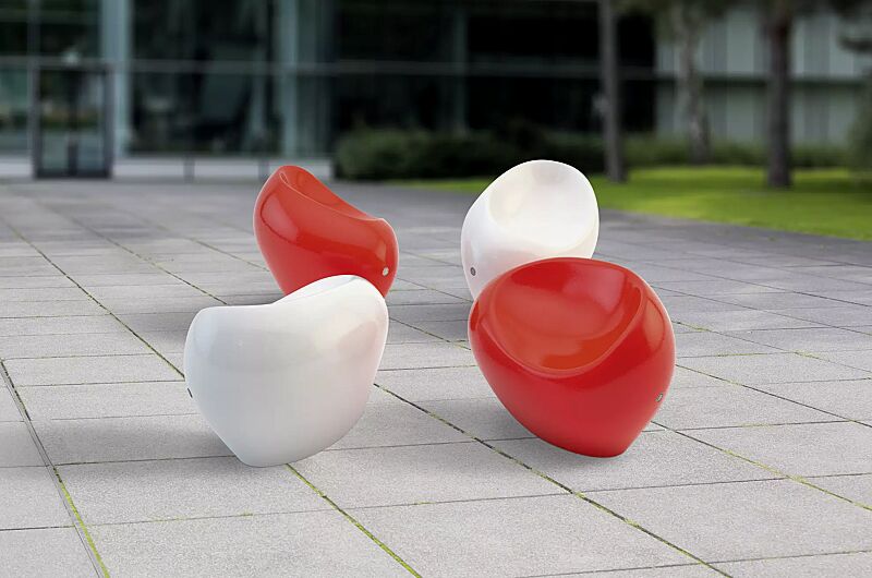 Sitz HAPPY, in RAL 9003 signalweiß und RAL 3020 verkehrsrot