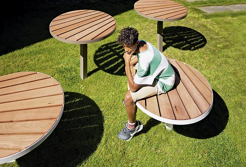 sitz-lago__shoKAT0068880 Sitz und Tisch LAGO mit Jatobaholzbelattung, Stahlteile in RAL 9010 reinweiß und RAL 7006 beigegrau