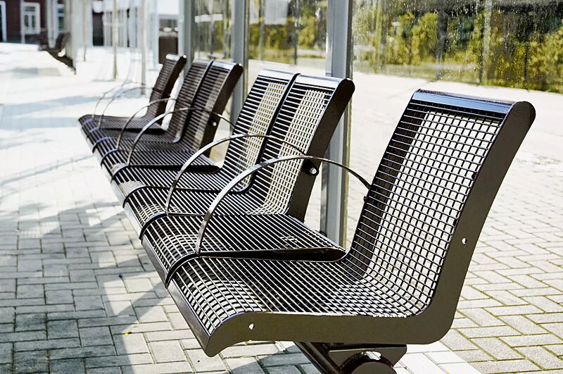 sitz-linus__shoKAT0005343 Drahtgittersitze LINUS zum Aufdübeln, Kombination aus 2 x 1-Sitzer, 2 x 2-Sitzer mit Rückenlehne, mit 6 Armlehnen, in RAL 8014 sepiabraun (auftragsbezogene Anpassung)