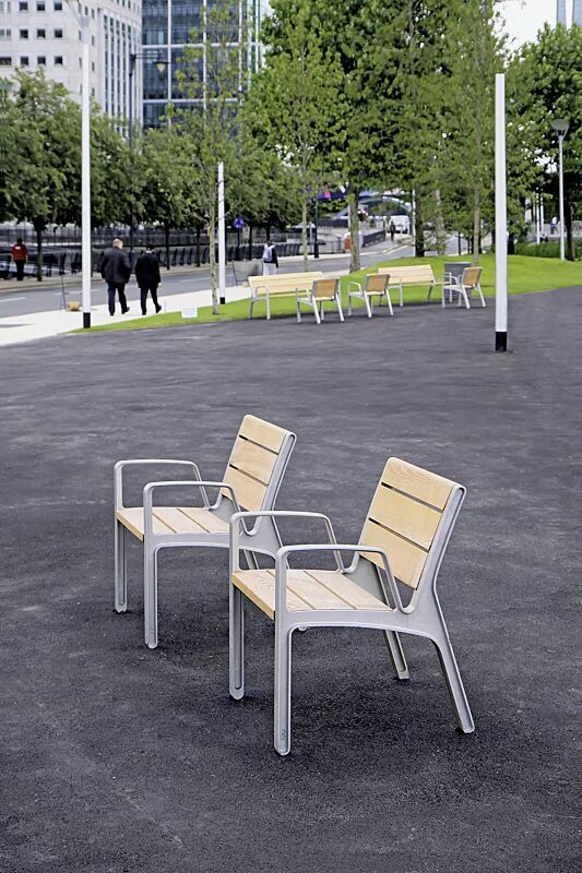 sitz-miela__shoKAT0031382 Sitz MIELA mit Rückenlehne und Armlehnen, mit Robinienholzbelattung