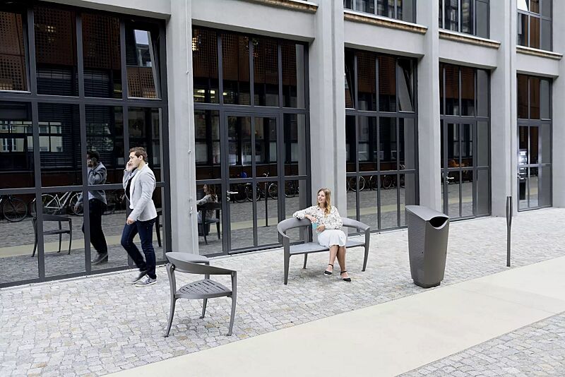 Kollektion NASTRA bestehend aus Sitz, Sitzbank, Abfallbehälter und Poller