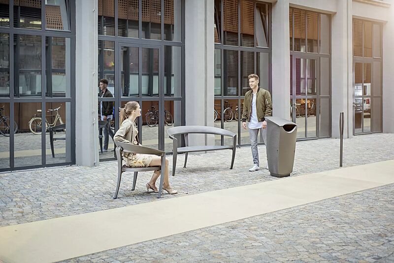 Kollektion NASTRA bestehend aus Sitz, Sitzbank, Abfallbehälter und Poller