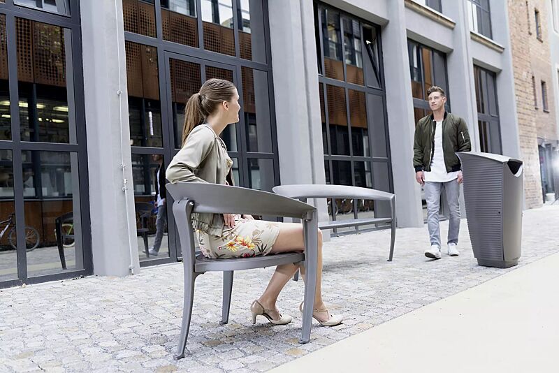 Kollektion NASTRA bestehend aus Sitz, Sitzbank und Abfallbehälter