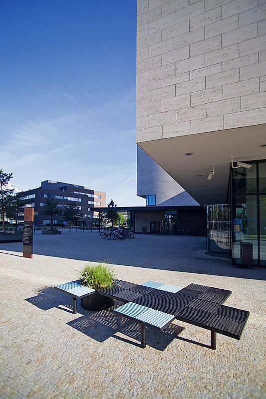 sitz-pixel-cit%C3%A9__shoKAT0059249 Sitz PIXEL CITÉ, bestehend aus verschiedenen Segmenten, mit Robinienholzbelattung in RAL 5024 pastellblau bzw. RAL 9011 graphitschwarz, Stahlteile in RAL 9011 graphitschwarz