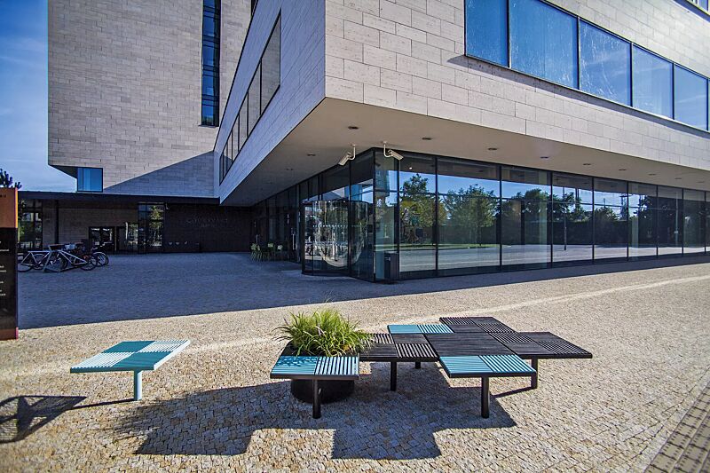 sitz-pixel-cit%C3%A9__shoKAT0059478 Sitz PIXEL CITÉ, bestehend aus verschiedenen Segmenten, in Holz- und Stahlausführung