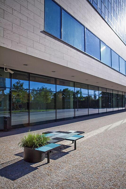 sitz-pixel-cit%C3%A9__shoKAT0059479 Sitz PIXEL CITÉ, bestehend aus verschiedenen Segmenten, mit Robinienholzbelattung in RAL 5024 pastellblau bzw. RAL 9011 graphitschwarz, Stahlteile in RAL 9011 graphitschwarz