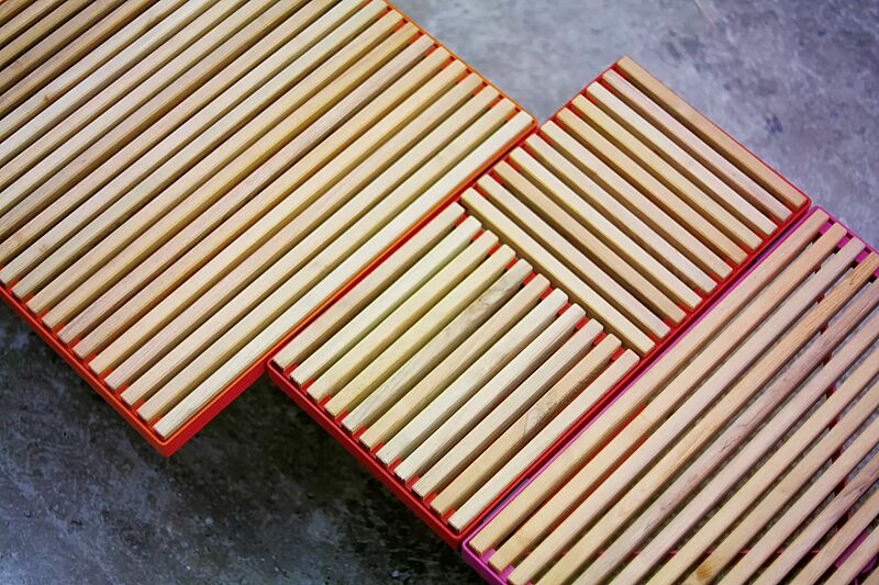 sitz-pixel-cit%C3%A9__shoKAT0059480 Sitz PIXEL CITÉ, bestehend aus verschiedenen Segmenten, mit Robinienholzbelattung, Stahlteile in RAL 2004 reinorange, RAL 3020 verkehrsrot und RAL 4010 telemagenta