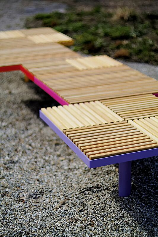 sitz-pixel-cit%C3%A9__shoKAT0059481 Sitz PIXEL CITÉ, bestehend aus verschiedenen Segmenten, mit Robinienholzbelattung, Stahlteile in RAL 2004 reinorange, RAL 3020 verkehrsrot, RAL 4010 telemagenta, RAL 4005 blaulila und RAL 1021 rapsgelb