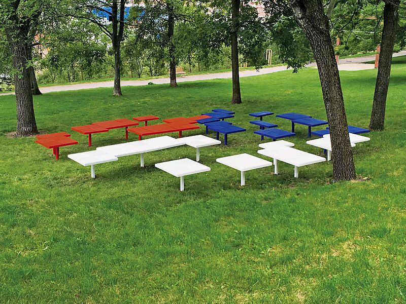 sitz-pixel-cit%C3%A9__shoKAT0059487 Sitz PIXEL CITÉ, bestehend aus verschiedenen Segmenten, mit Robinienholzbelattung, Holz- und Stahlteile in RAL 2008 hellrotorange, RAL 9003 signalweiß und RAL 5002 ultramarinblau