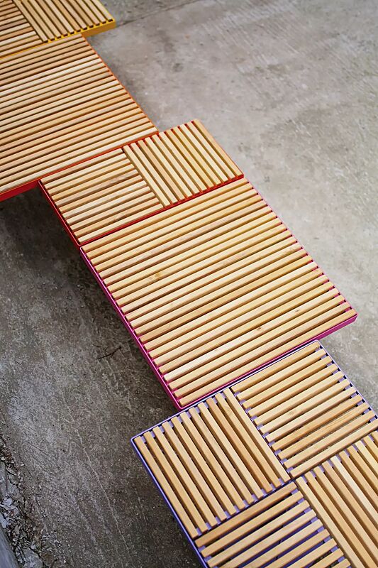 sitz-pixel-cit%C3%A9__shoKAT0060223 Sitz PIXEL CITÉ, bestehend aus verschiedenen Segmenten, mit Robinienholzbelattung, Stahlteile in RAL 2004 reinorange, RAL 3020 verkehrsrot, RAL 4010 telemagenta, RAL 4005 blaulila und RAL 1021 rapsgelb