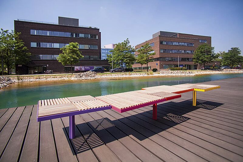 sitz-pixel-cit%C3%A9__shoKAT0060224 Sitz PIXEL CITÉ, bestehend aus verschiedenen Segmenten, mit Robinienholzbelattung, Stahlteile in RAL 2004 reinorange, RAL 3020 verkehrsrot, RAL 4010 telemagenta, RAL 4005 blaulila und RAL 1021 rapsgelb